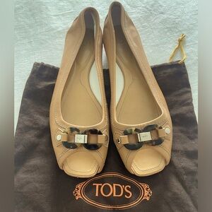 Tod’s leather open toe moccasin flats with tortoise link detail Size 10 Tan